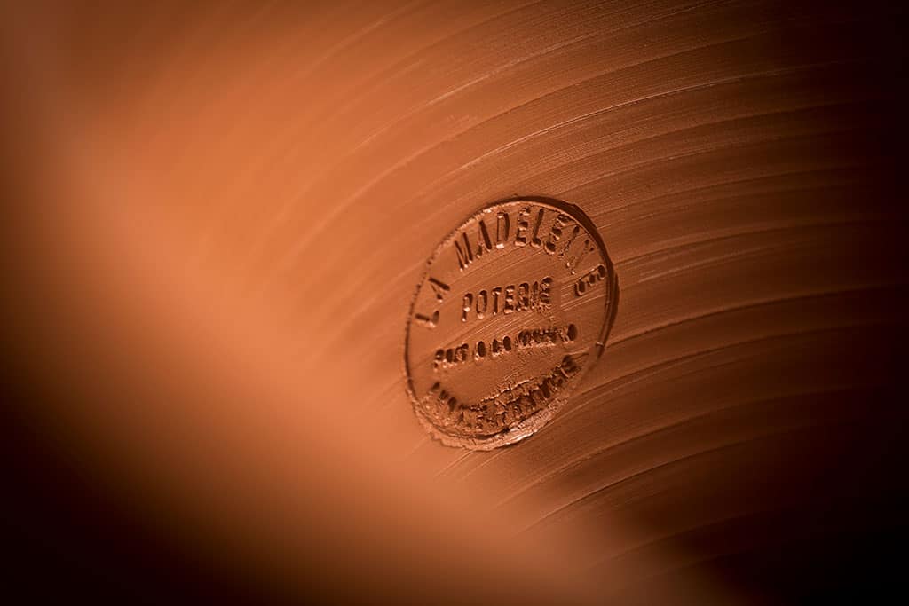 Vases d'Anduze mis en valeur sur un mur